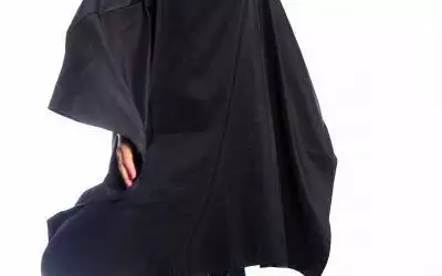 Elevating the Salon Experience: The Ultimate All-Purpose Cutting and Chemical Cape