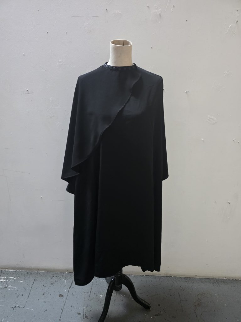 Flat back Peachskin cutting cape Style 985